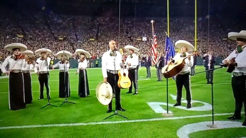 Mariachis interpretan el himno de Estados Unidos antes del Falcons vs Packers
