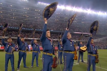 Mariachis interpretan por primera vez el himno estadounidense en Soldier Field, ovacionados