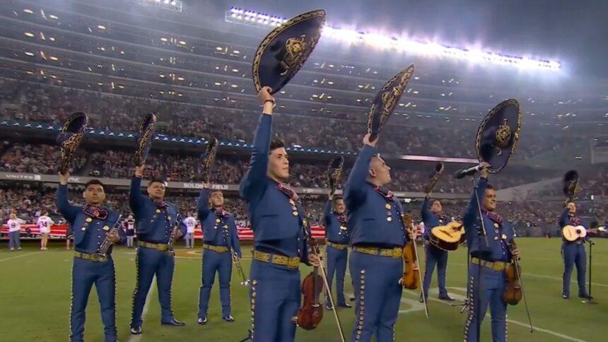 Mariachis interpretan por primera vez el himno estadounidense en Soldier Field, ovacionados