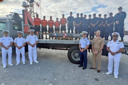 Marina entrega torpedo hallado por pescadores en Ensenada a autoridades de EU