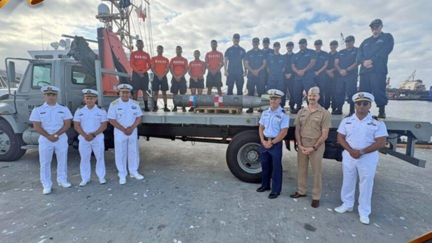 Marina entrega torpedo hallado por pescadores en Ensenada a autoridades de EU