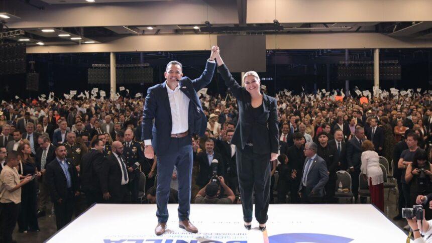 Maru Campos asiste al quinto informe de Gobierno del alcalde de Chihuahua