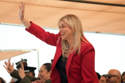 Maru Campos encabeza desfile militar con mil 500 elementos en Chihuahua