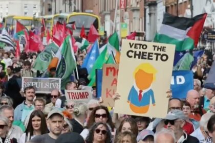 Más de 10 mil personas marchan en Dublín contra visita de Trump