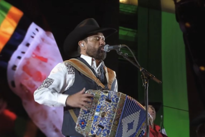 Más de 180 mil personas disfrutan concierto de Intocable en el Zócalo