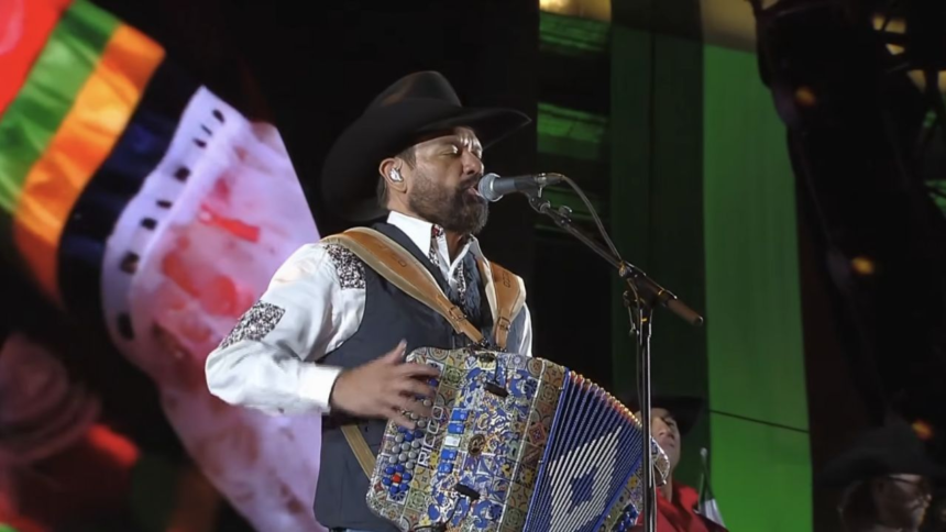 Más de 180 mil personas disfrutan concierto de Intocable en el Zócalo