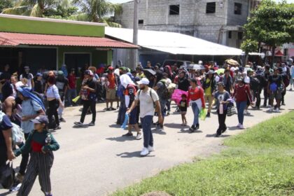 Más de 300 guatemaltecos llegan a México; buscan EU o quedarse