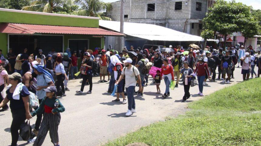 Más de 300 guatemaltecos llegan a México; buscan EU o quedarse