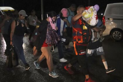 Más de 600 migrantes retoman marcha hacia frontera estadounidense pese a lluvias