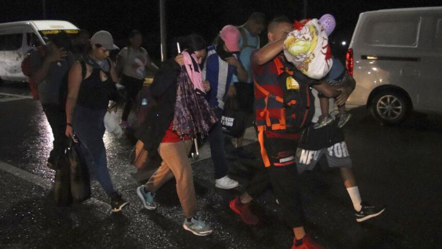 Más de 600 migrantes retoman marcha hacia frontera estadounidense pese a lluvias