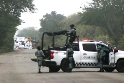 Matan a mujer tras persecución y balacera en distribuidor vial de Culiacán