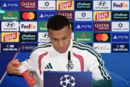 Mbappé imita a Cristiano y retira dos veces una botella de Gatorade