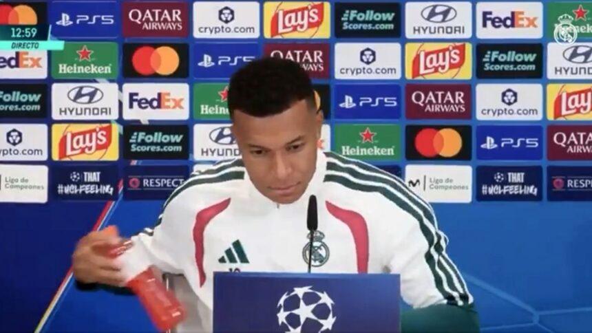 Mbappé imita a Cristiano y retira dos veces una botella de Gatorade