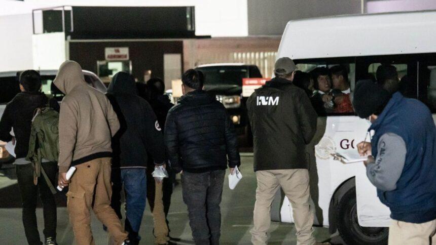 México recibió 262 mil repatriados de EU en 18 meses: 480 diarios