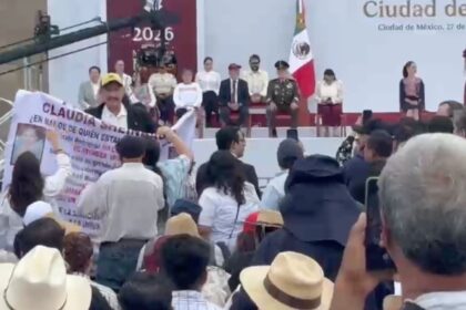 Morenistas retiran manifestante del mitin de Sheinbaum por negligencia médica en Sonora