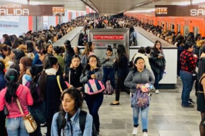 Mujer queda atrapada entre tren y andén en estación Pantitlán