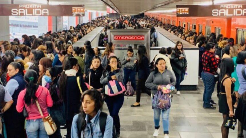 Mujer queda atrapada entre tren y andén en estación Pantitlán