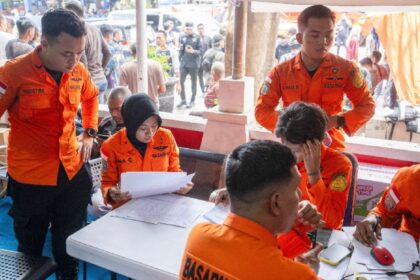 Naufraga embarcación en Indonesia: seis muertos y 130 desaparecidos