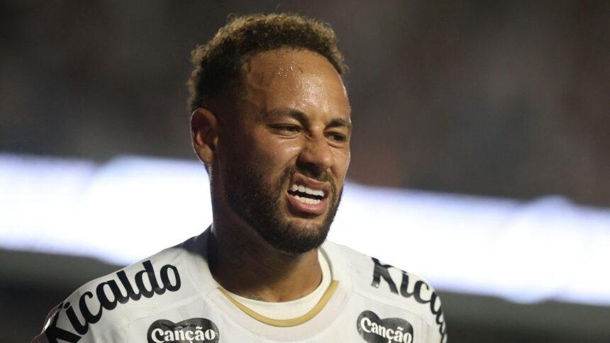 Neymar vuelve a lesionarse y arremete contra el responsable del césped santista