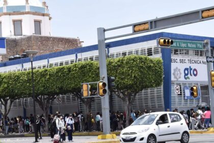 Padres de familia en León respaldan restricción de celulares en escuelas
