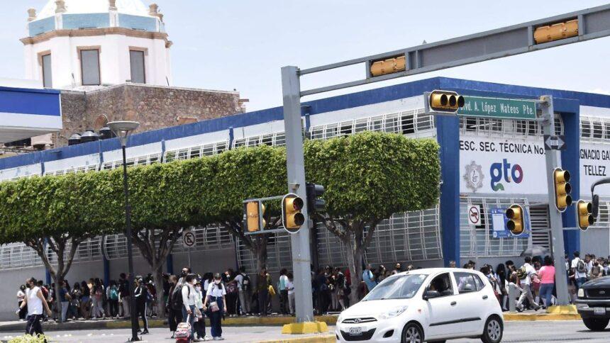 Padres de familia en León respaldan restricción de celulares en escuelas