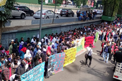 Padres de los 43 normalistas de Ayotzinapa inician protestas en CDMX