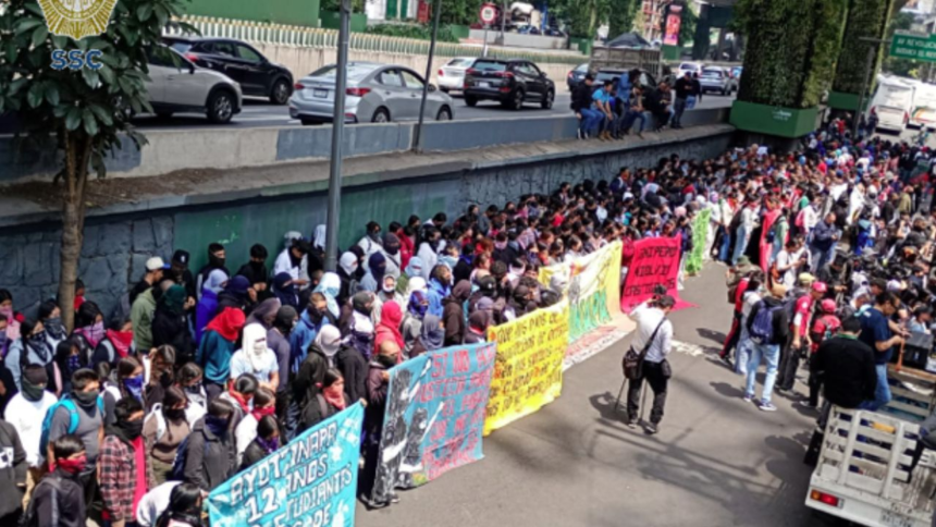 Padres de los 43 normalistas de Ayotzinapa inician protestas en CDMX