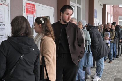 Partido de Putin logra mayoría absoluta en elecciones rusas entre protestas opositoras