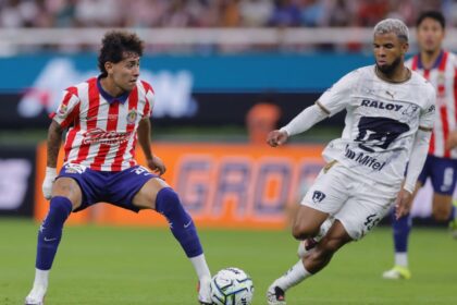 Pedro Vite señalado por voltearse durante el Himno Nacional Mexicano en Chivas-Pumas