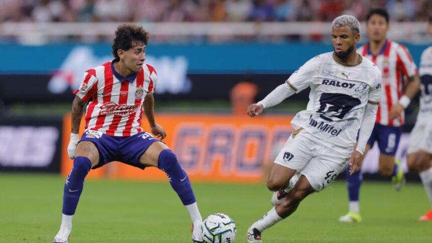Pedro Vite señalado por voltearse durante el Himno Nacional Mexicano en Chivas-Pumas