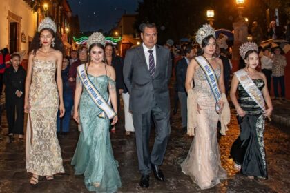 Pega del Bando inicia fiestas patrias en San Miguel de Allende