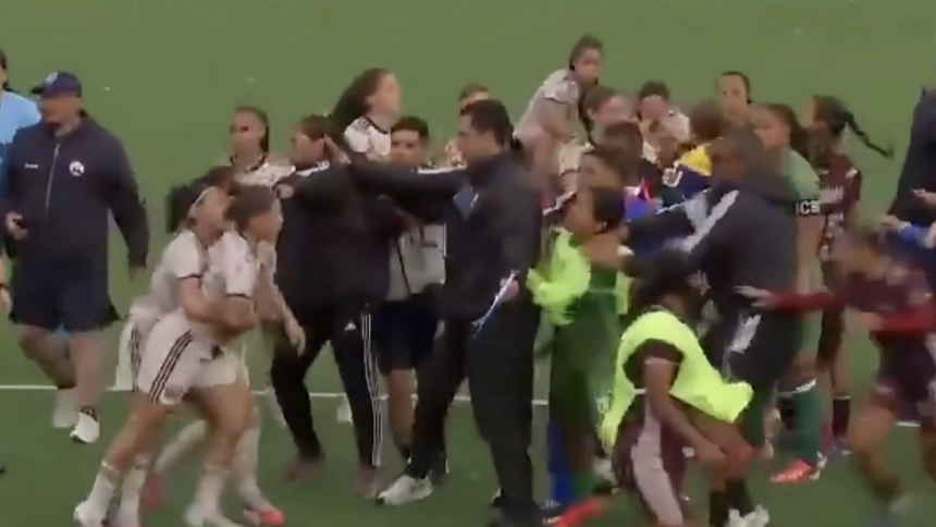 Pelea campal en final femenil tras el triunfo de campeonas en penaltis