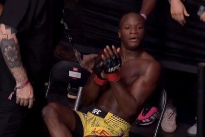Peleador de UFC noquea y se sienta en la grada para aplaudirse
