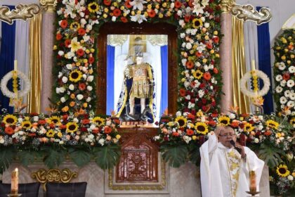 Peregrinos arriban a Tupátaro para celebrar a San Miguel Arcángel