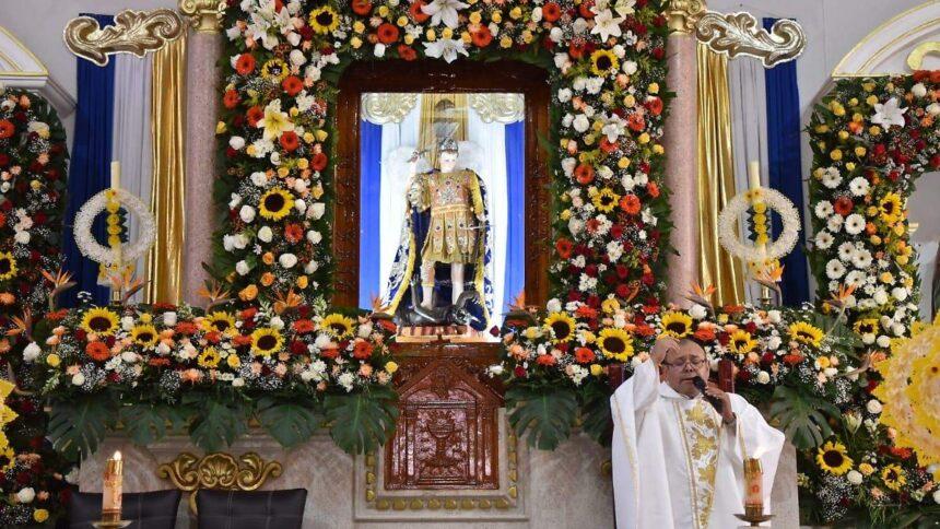 Peregrinos arriban a Tupátaro para celebrar a San Miguel Arcángel