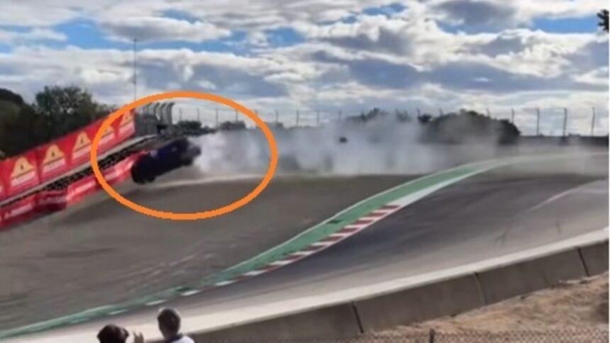 Piloto sobrevive a accidente en curva 'sacacorchos': Porsche sale volando entre árboles
