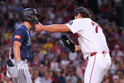 Pitcher corta rola, hace out en primera y abraza al bateador