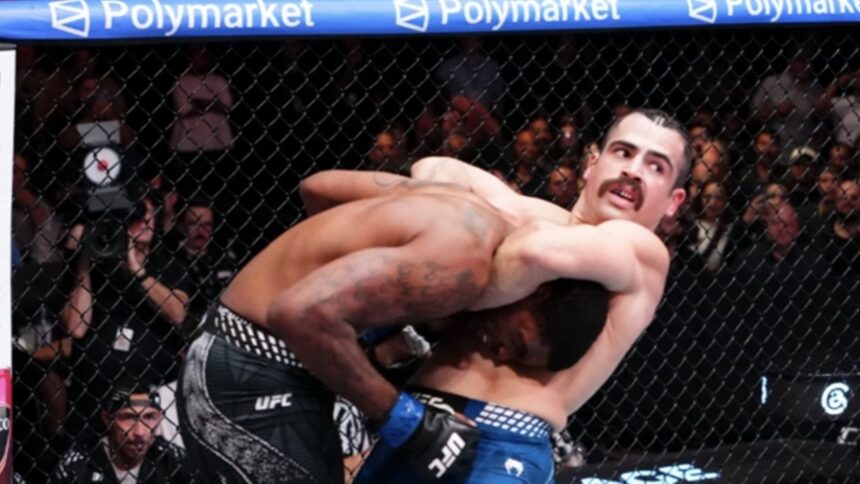 Policía vence a exconvicto en UFC tras 57 segundos de combate