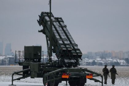 Polonia activa alerta aérea; evacúan a miles en edificios gubernamentales