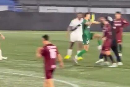 Portero reparte golpes tras invasión de aficionados para agredir a jugadores