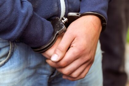 Procesan a hombre acusado de rociar combustible y quemar a su pareja