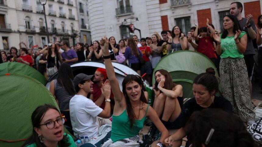 Protesta por vivienda en España cumple segunda noche; cientos acampan en Madrid