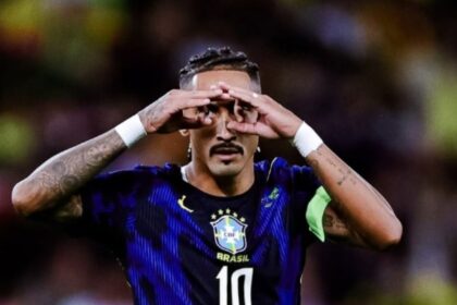 Raphinha, nuevo 10 de Brasil, cumple promesa a niño con baja visión