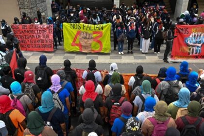 Refuerzan seguridad en Palacio Nacional previo a marchas por Ayotzinapa