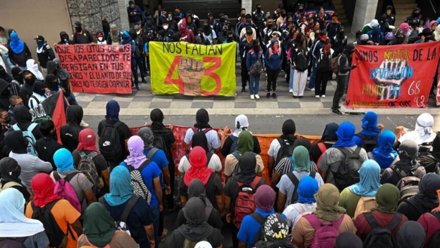 Refuerzan seguridad en Palacio Nacional previo a marchas por Ayotzinapa