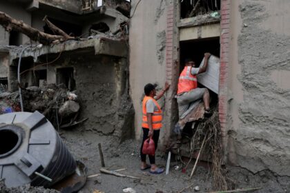 Rescatan a ciudadano chino tras 10 días atrapado en túnel de Nepal
