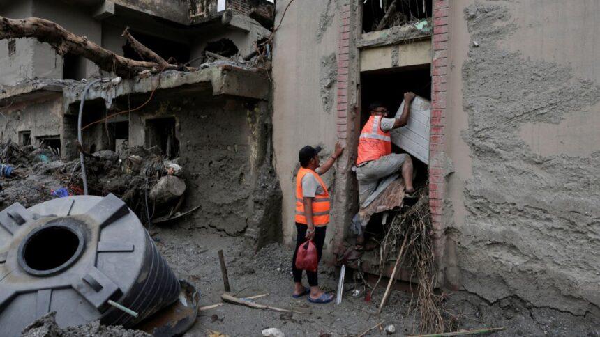 Rescatan a ciudadano chino tras 10 días atrapado en túnel de Nepal