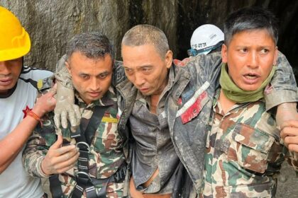 Rescatan a dos personas 10 días después de inundaciones devastadoras en Nepal