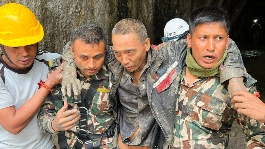 Rescatan a dos personas 10 días después de inundaciones devastadoras en Nepal