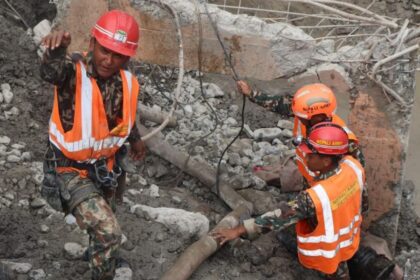 Rescatistas buscan a contrarreloj a 900 trabajadores de hidroeléctricas en Nepal